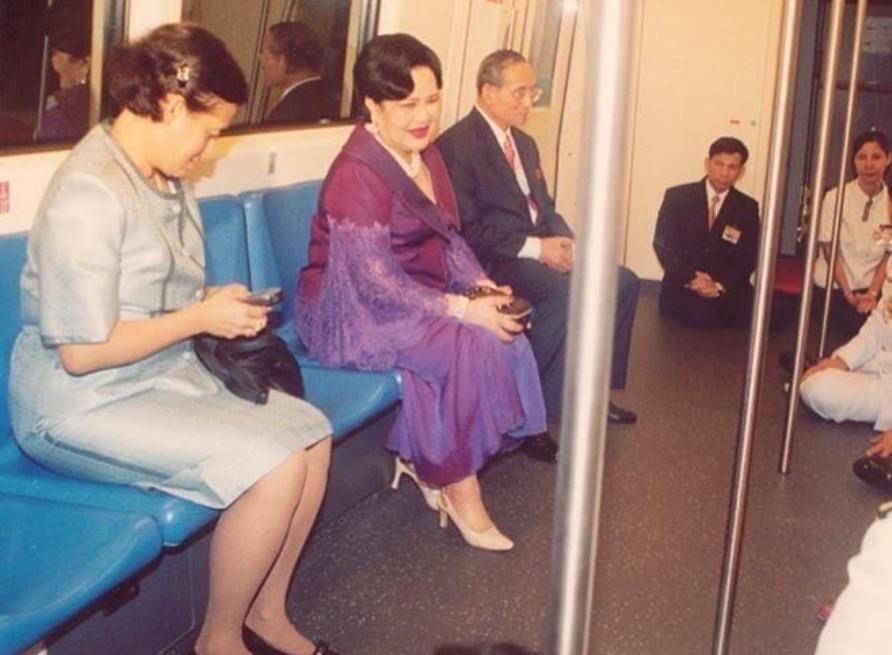 诗琳通公主小时候还会戴头花，长大后的她头上的花儿就没了影子。倒是诗丽吉王后，珠光