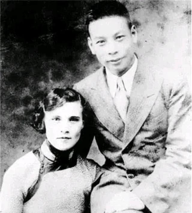 1939年，蒋经国的妻子蒋方良正在屋内行走。突然，她脱光了自己的衣服，歇斯底里