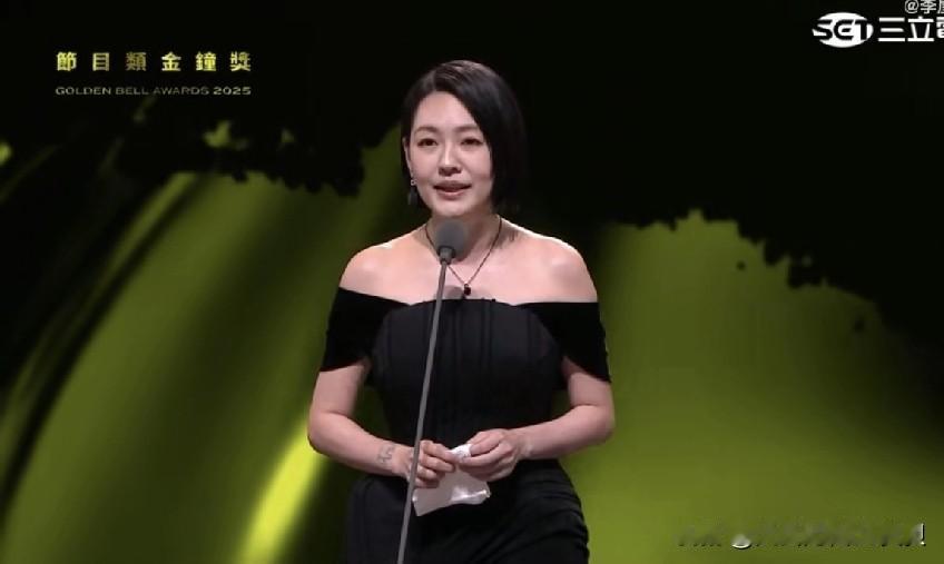 小s今晚的金钟奖表现很棒！没有大哭不止，而是以微笑面对大众，隔空给姐姐大s唱