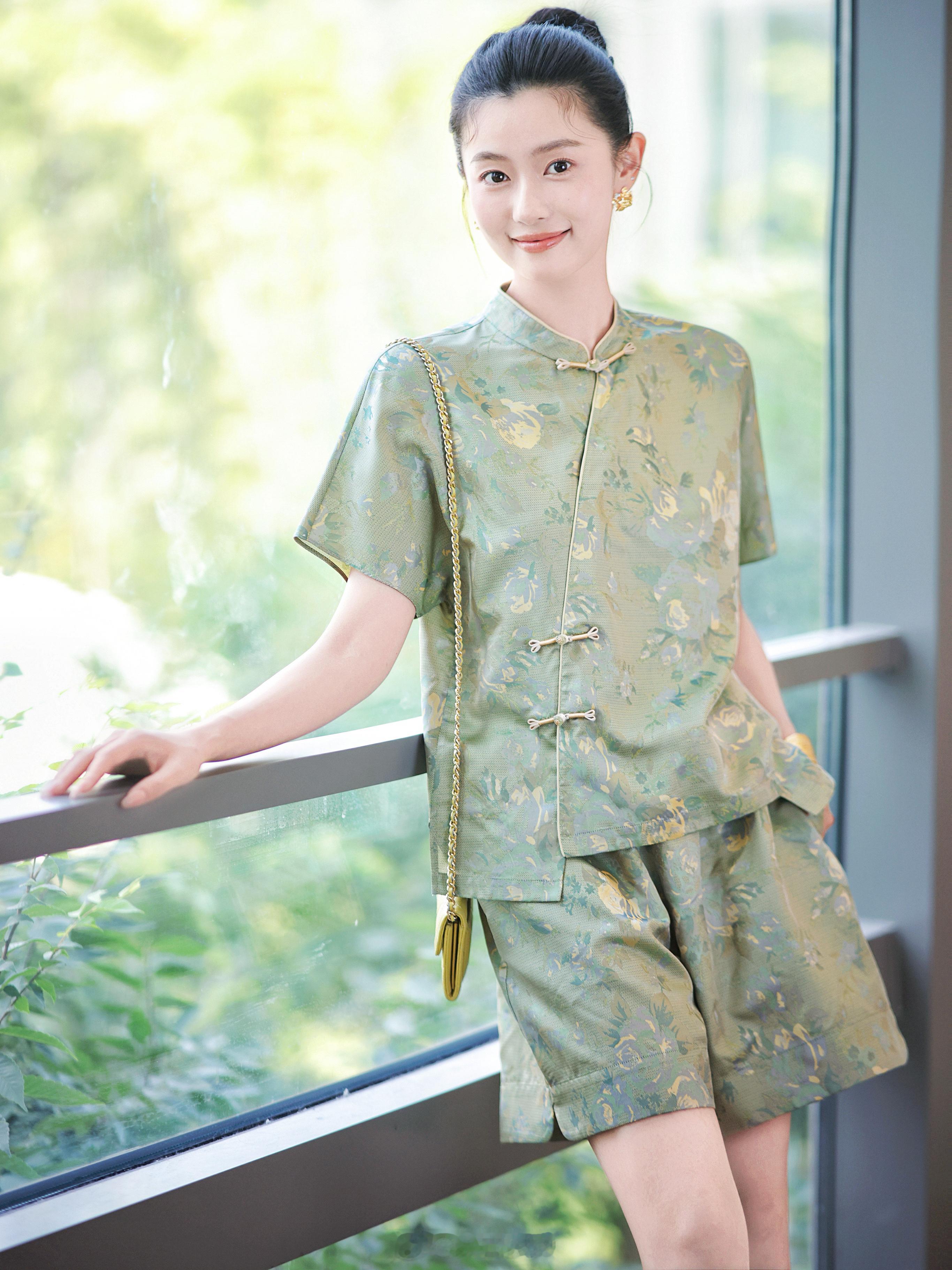 这套装咋能不安利给姐妹们🤩穿上既温婉又灵动啊还是真丝异色萝哦凉快得没话说