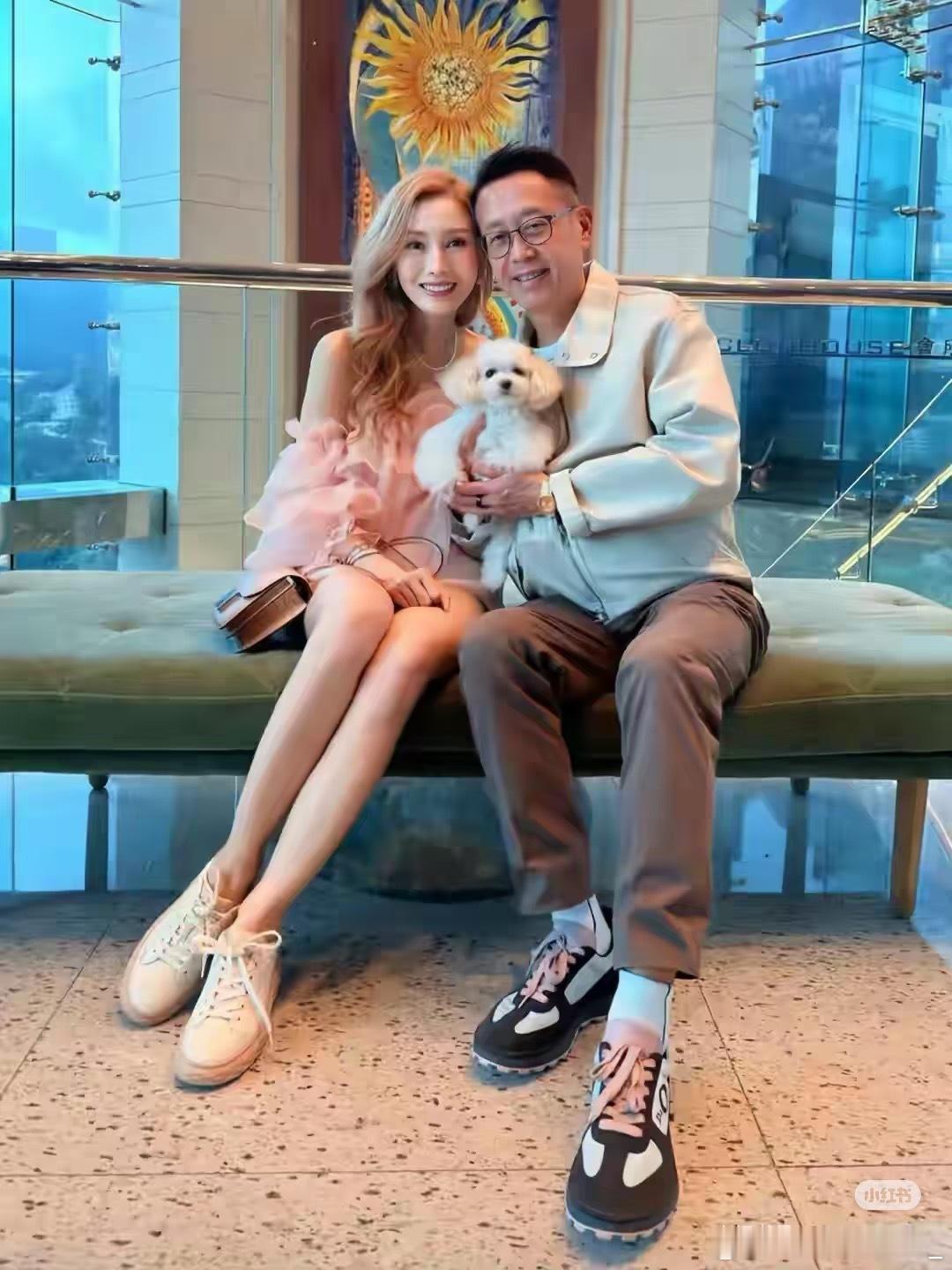56岁李嘉欣与63岁许晋亨同款秀恩爱李嘉欣与许晋亨同框秀恩爱56岁李嘉欣与63岁