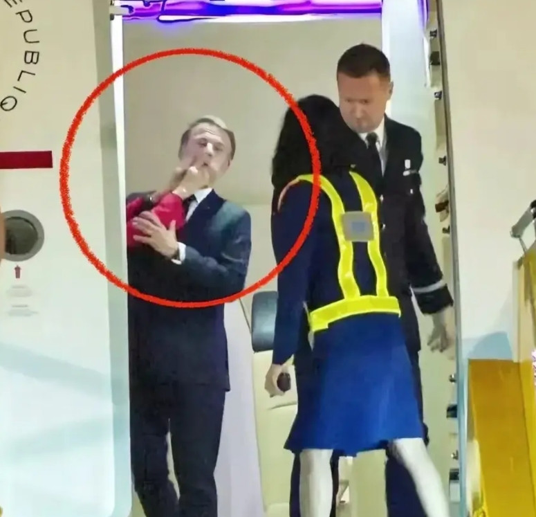 这样的女人就不配当第一夫人，一点涵养和气度都没有。这么重大的外交场合，在全世界