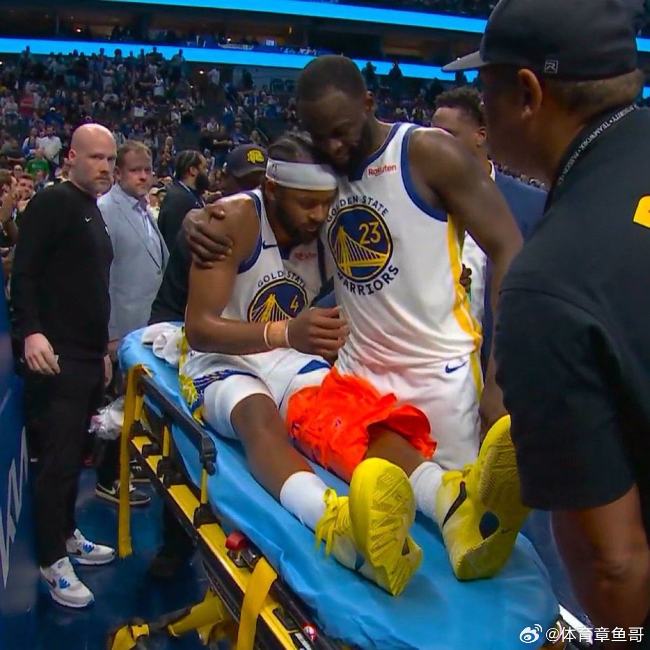 NBA穆迪重伤，膝盖都变形了。而此刻的追梦格林的这个拥抱，给了他无比温暖！穆迪