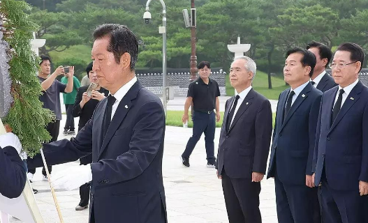 韩国共同民主党党首郑清来光州墓地表态：若尹锡悦戒严得逞，李在明总统或将成