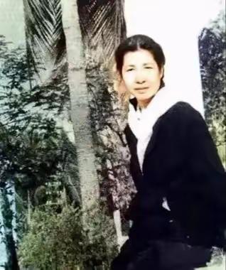 1998年，原中央组织部副部长曾志抗癌化疗，身体日渐消瘦，体重仅剩37公斤。弥留