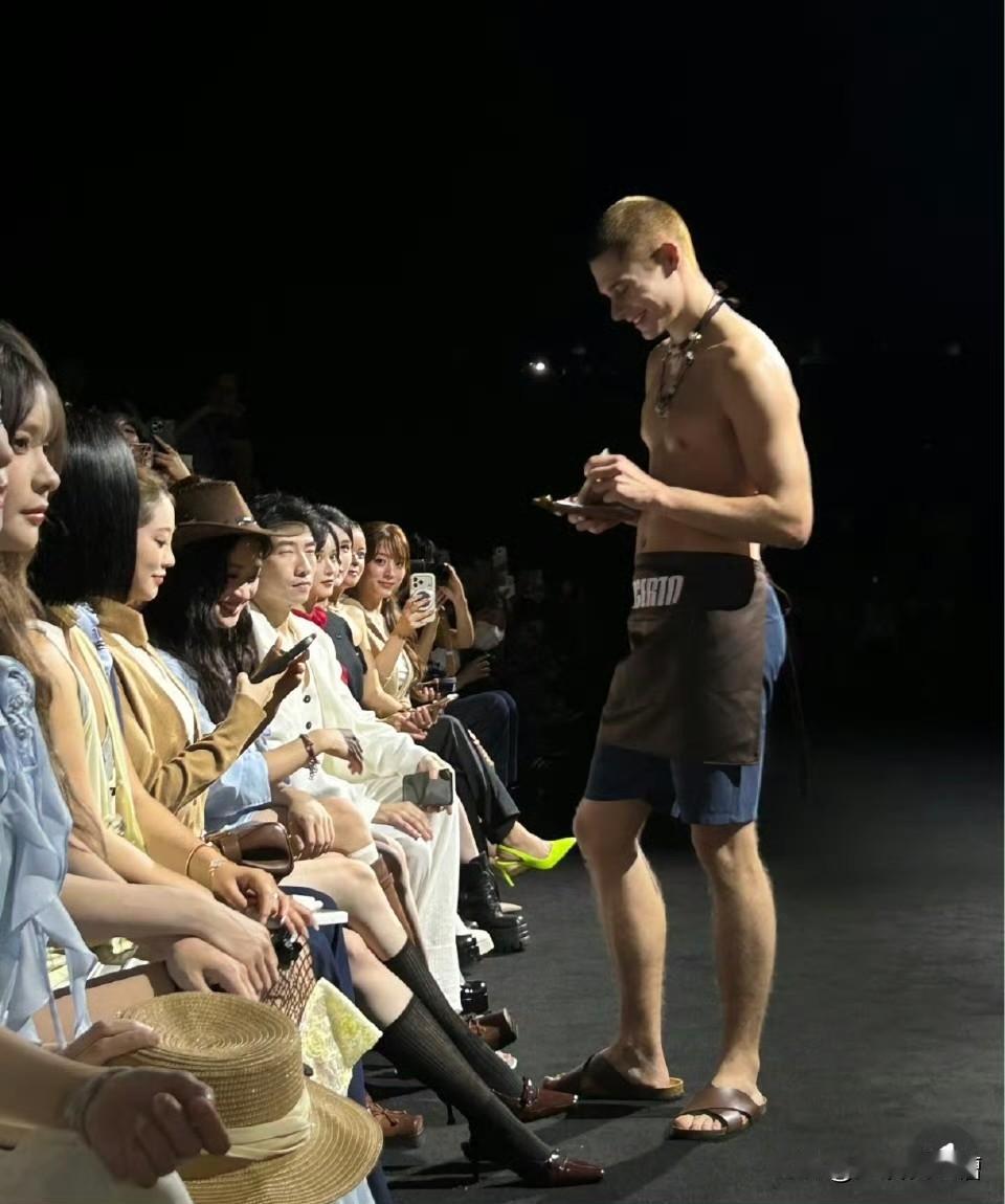 不仅沈月没想到品牌方也没想到就连一起的祝绪丹也没想到，一起参加个时装大秀，竟