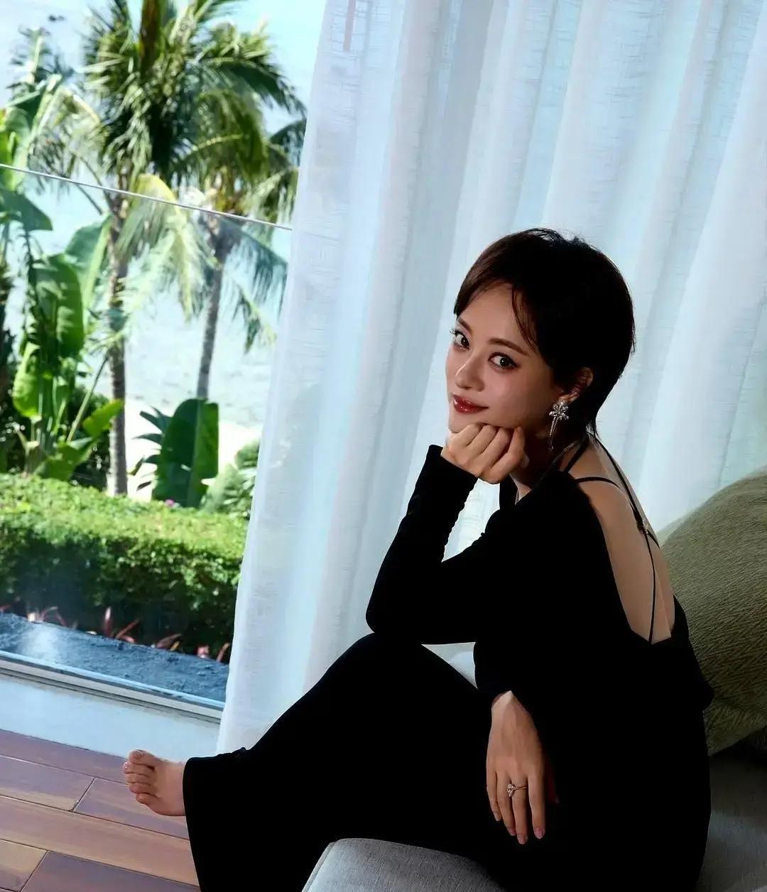 真正厉害的女人，不是能穿上高跟鞋，而是敢脱下它。孙俪在《乌云之上》片场被拍到这