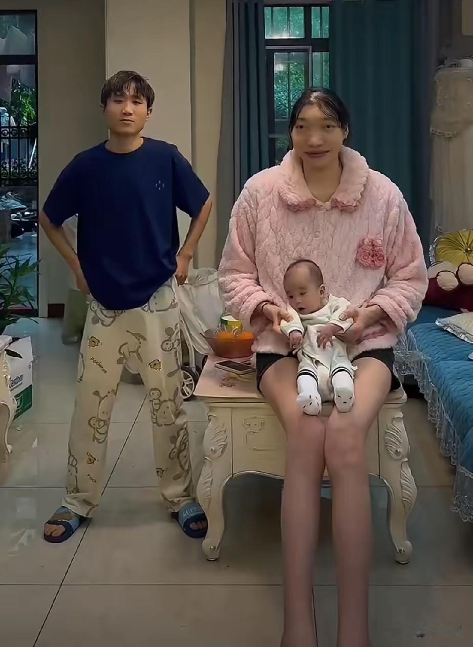 26岁，身高2米2，一个刚学会喊“妈妈”的年纪的孩子。小玥走了。所有人都在说