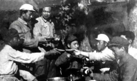 炊事员野外送饭的当口，1951年，两名志愿军忽见一架美军直升机悄悄落地，一人低