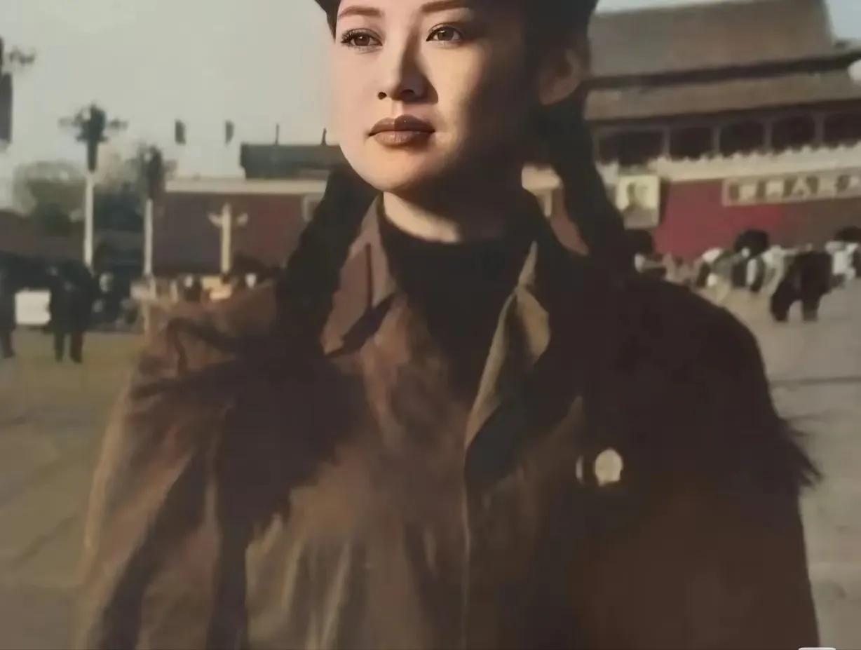 这张老照片，有人说是许晴，也有人说是宋祖英，仔细一看，还真都挺像，到底是许晴吗？