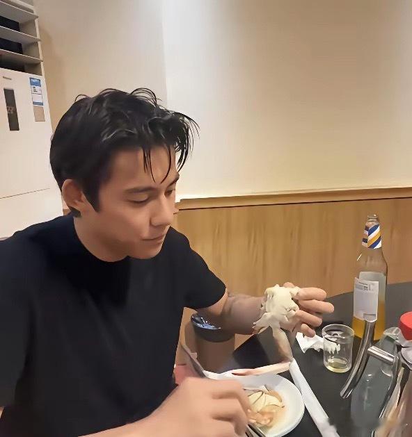 近几天最热的话题，莫过于重庆铜梁龙向余望与大连名宿李明的千金恋爱曝光。李明一家也