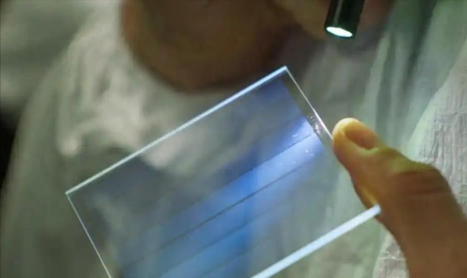 埋进土里一万年：为什么玻璃才是人类文明的“终极硬盘”？我们每天刷手机、存照片