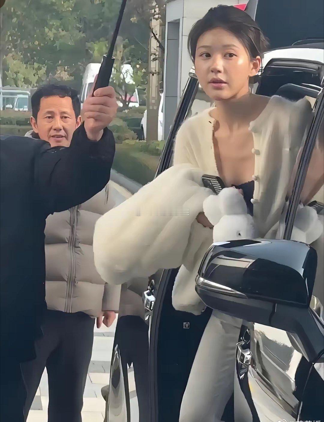 跟爸爸简直长得一模一样​真不知道网上那些说她整容的人是怎么想的​​​