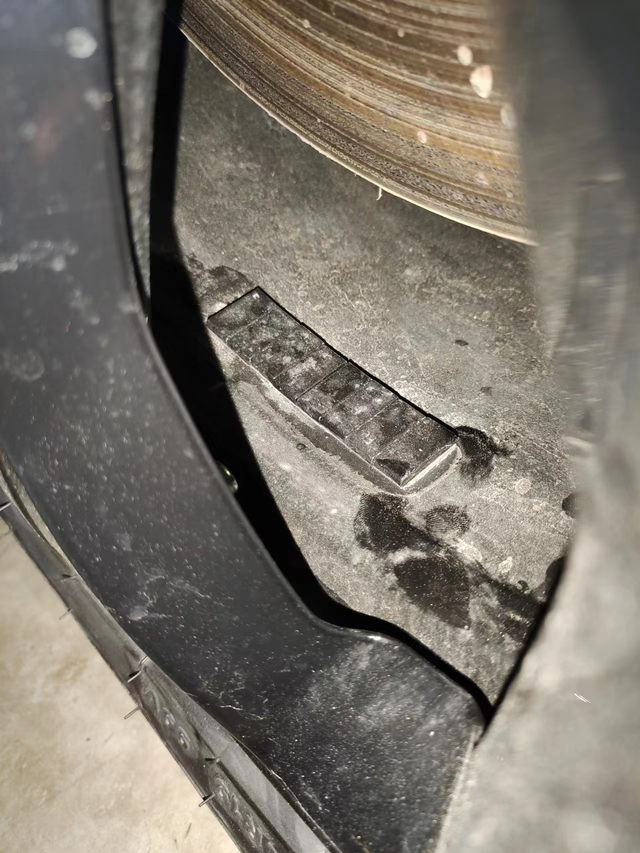 宋plusdmi车轮配重块刚刚提的新车，偶然发现，车轮有配重块，请教一下大神，