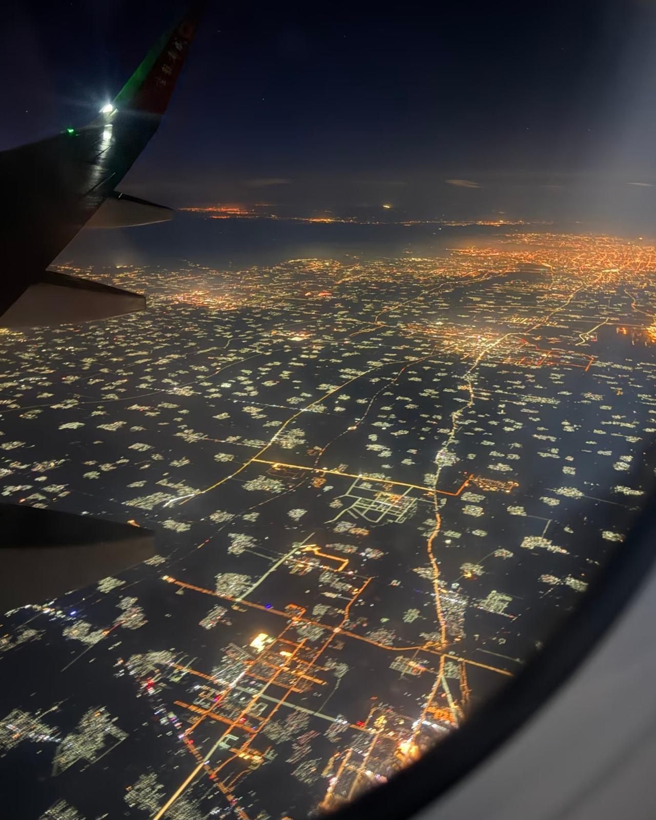 下面是哪座城市？先给大家一点小小的提示，这趟航班是从哈尔滨飞往武汉。在大概