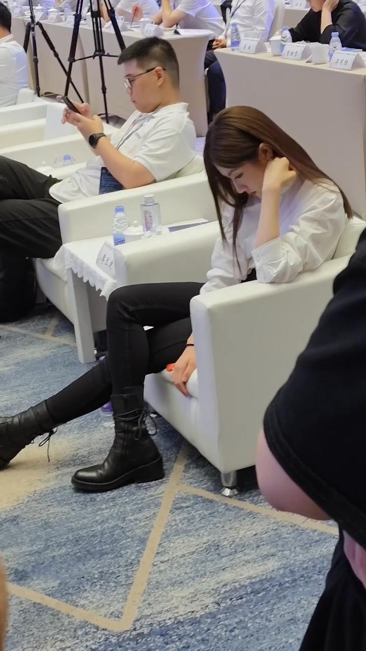 今天参加活动的李兰迪，直发衬衫好知性的美！发言也很棒！​​​