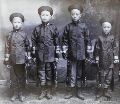 约1870年，咱大清朝正搞洋务运动呢，想着学洋人搞海军，就有了福州船政学堂。照片