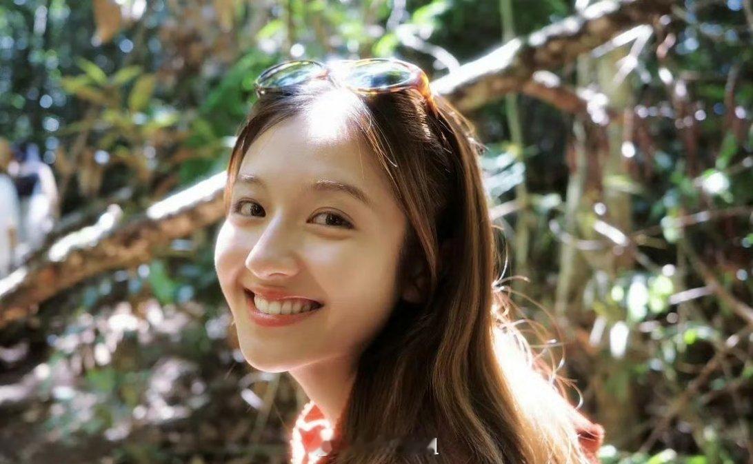 哇哦，李兰迪今日份营业照，一整个人都好元气满满啊，在树林里面自由穿梭的李兰迪，活