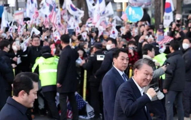 韩国最新民调显示，执政党国民力量支持率升至42.7%，较前一周增长5个百分点；最