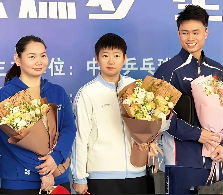 笑死我了！孙颖莎校园行，有人关注的居然是孙颖莎的头发！他们说:孙颖莎的头发比