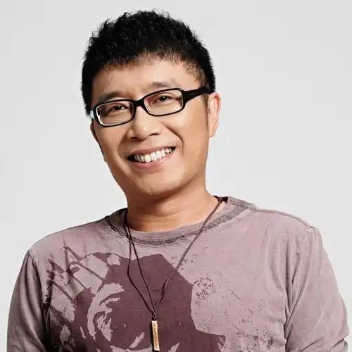 2004年的2.4亿是什么概念？那时候北京三环的房价才五六千一平，庞龙一个人的收