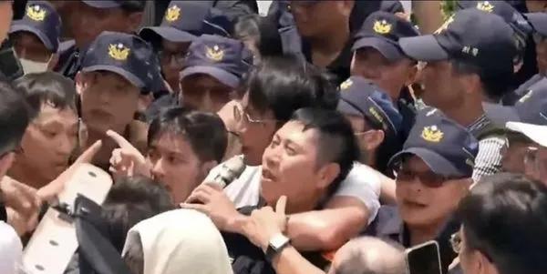 驳勒颈！黄国昌称“是手放在员警肩膀”　再呛记者：你够了吗？民众党昨天举办的走读