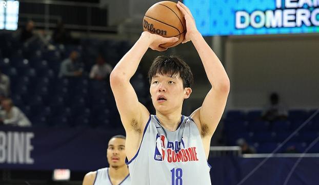 中国约基奇再发威！试训实战强！在联合试训的第二场实战比赛中，杨翰森再次发威，独