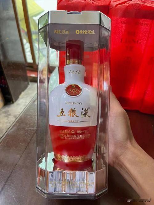 昨天同事婚礼，吃了一场席，随了600块钱。同桌全是女士，我们桌面上的五粮液到