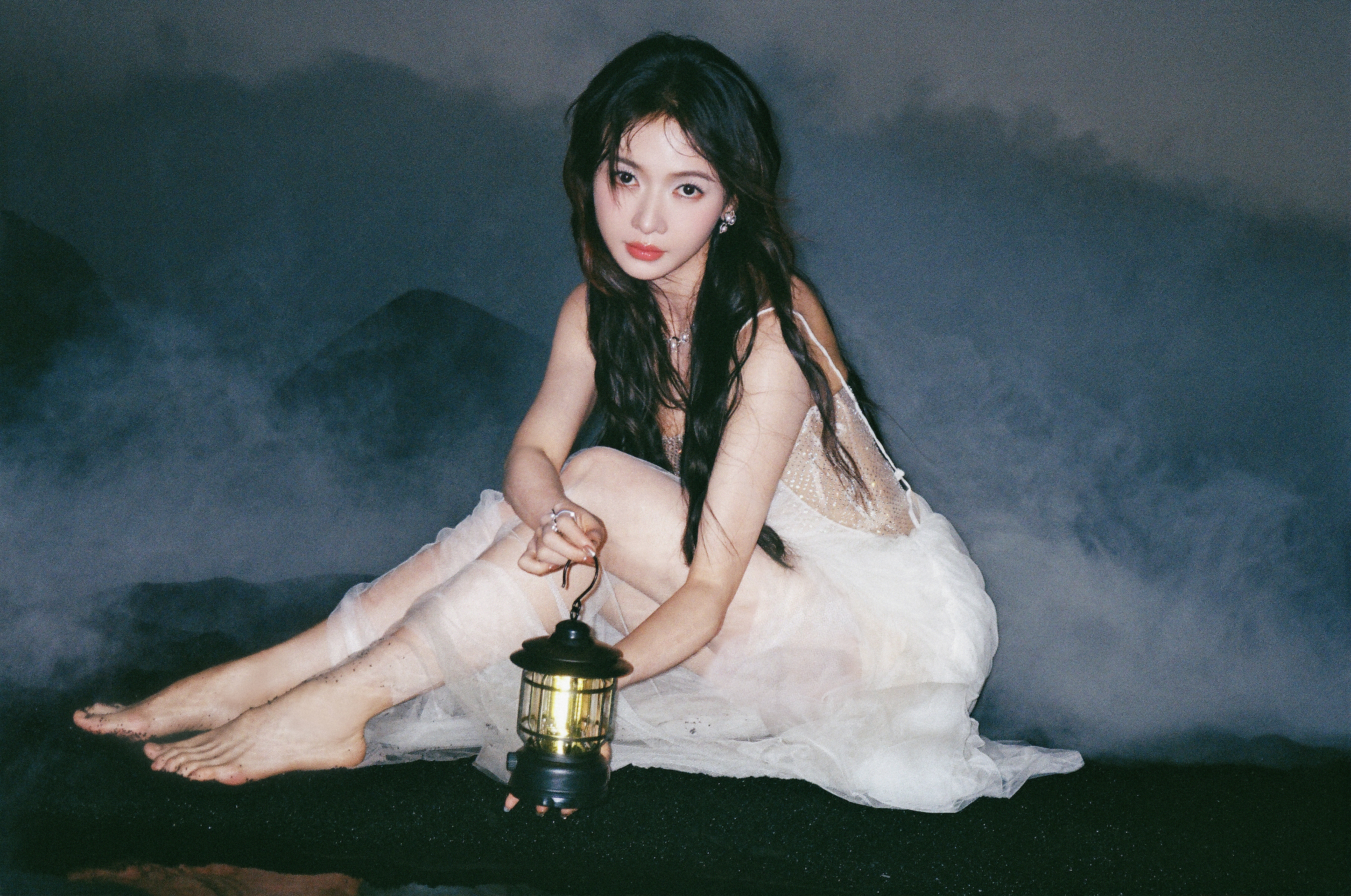 吴谨言生日大片低胸白裙裸足美如仙子​​​