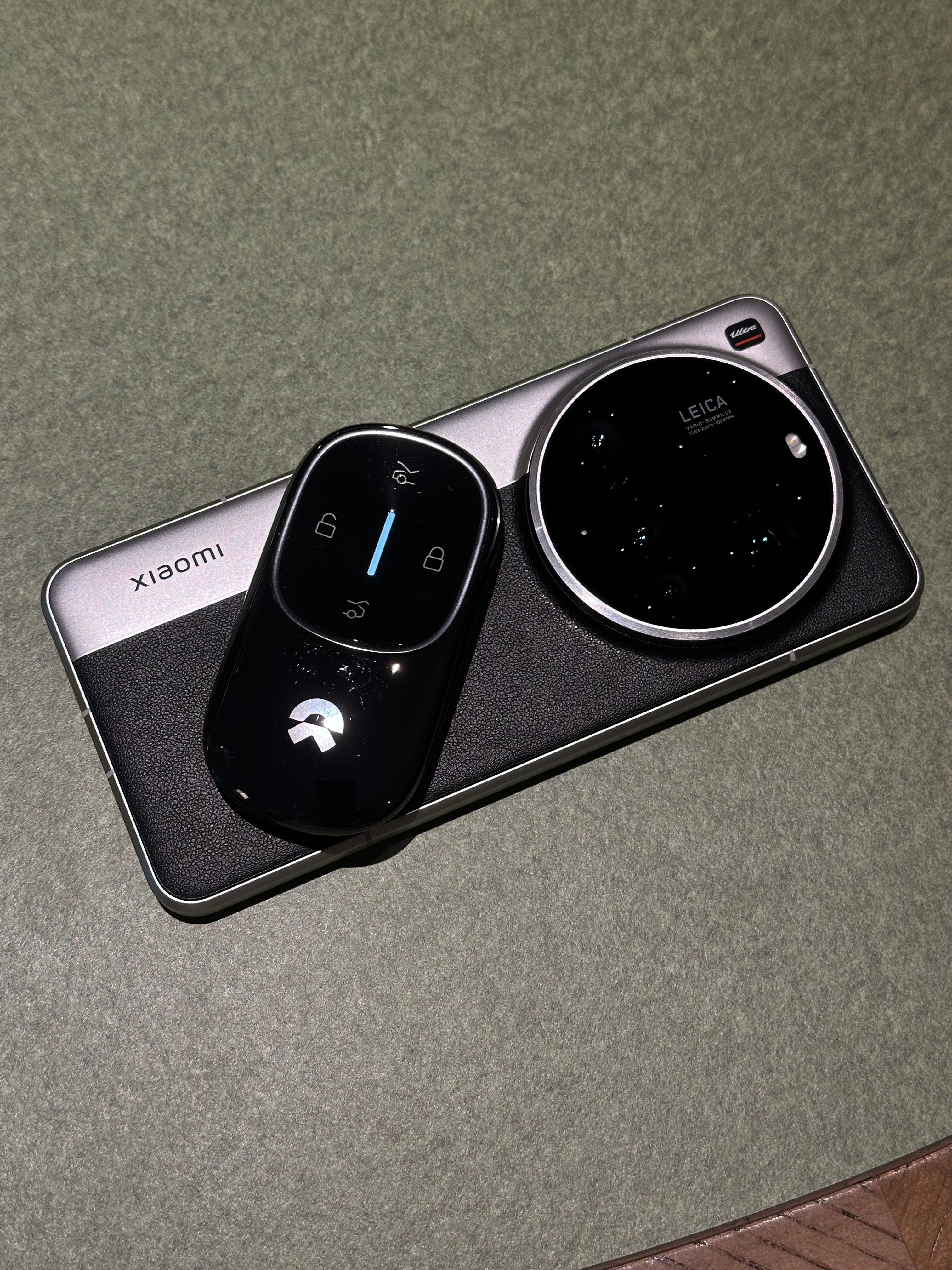 刚好能给陶瓷车钥匙无线反向充电太喜欢这个钥匙了，忍不住拿在手里一直盘