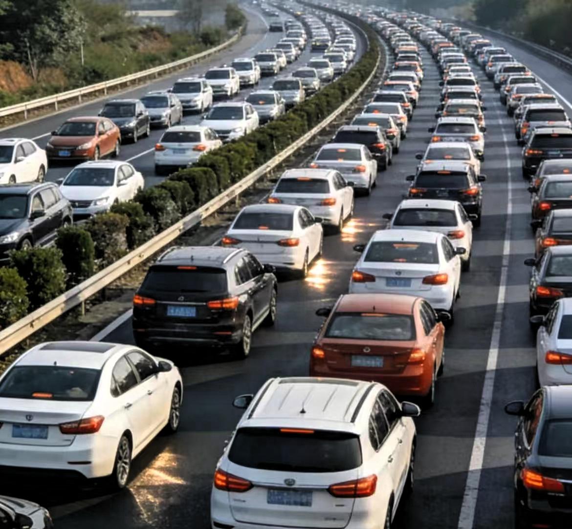 马上就清明节了，我发现一个很有意思的现象：回乡扫墓的人群大致分为两类。一类是