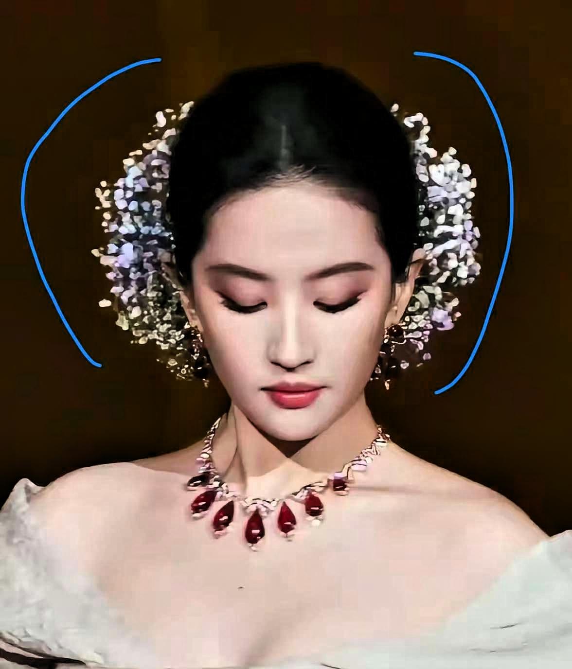 刘亦菲的造型师估计睡不着了，她睡不着的原因，没靠大牌堆砌，就凭一顶泉州蟳埔非