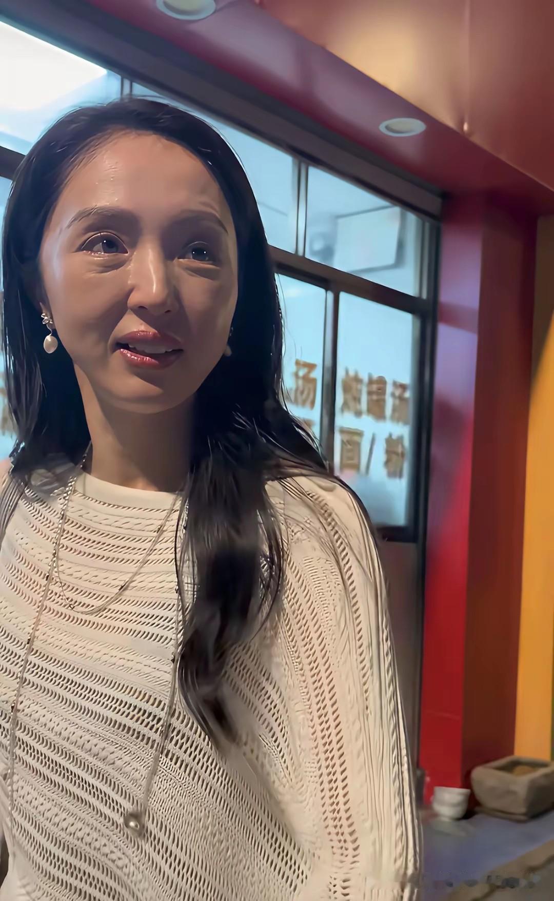 难怪明星出席活动要请化妆师，这素颜有点一言难尽！