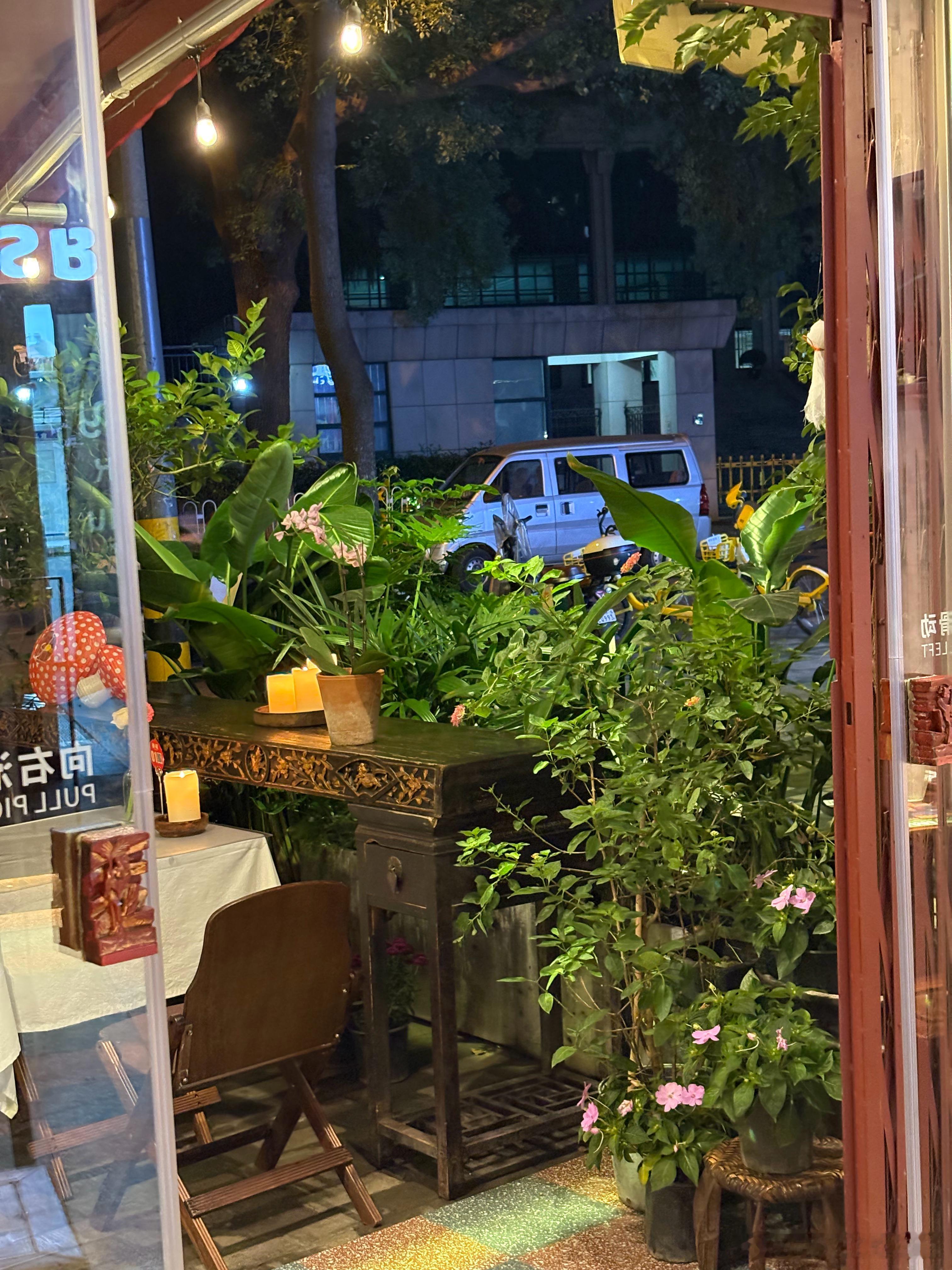 蛮平价味道也可以的泰国菜小店📍这个狂野的装修风格确实像泰国街边小店像放老北京