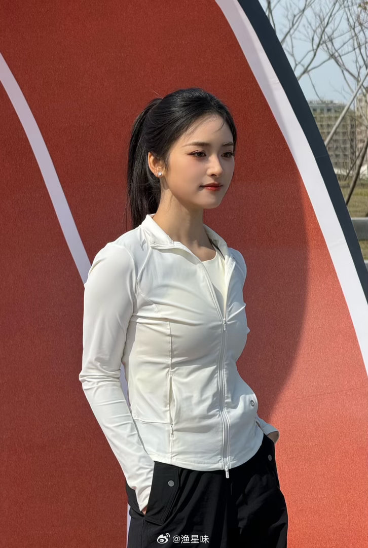 沈月看脸是女明星，看全身是路人