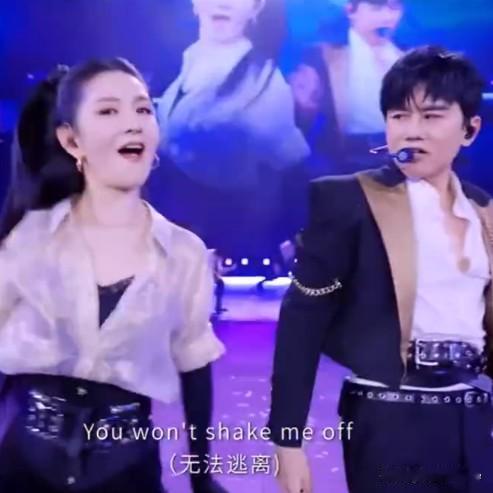 12月31日，张杰谢娜舞台贴贴！不是吧！又来？这是今晚第几对了？今年跨年真夫