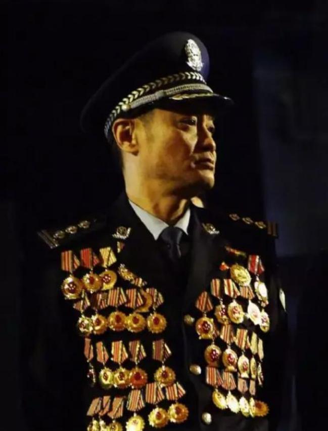 1998年，兰州一警察执勤时，突然被一可疑男子用上了膛的手枪顶住脑袋！在这万分危