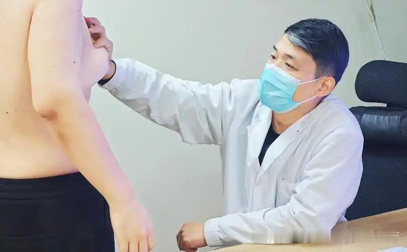 又是一个色胆包天的医生！50岁中医专盯上32岁的女患者，假借治病，多次猥亵女患者