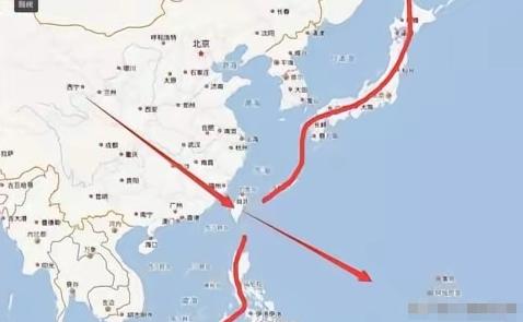 美国现在估计气得直跺脚！苦心经营的第一岛链，愣是被日本和菲律宾自己给撕开了口：两