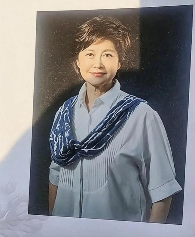 敬一丹追悼会今日正式举行，看得人心里发酸！一众央视名嘴和文艺界大咖现身送别，李修