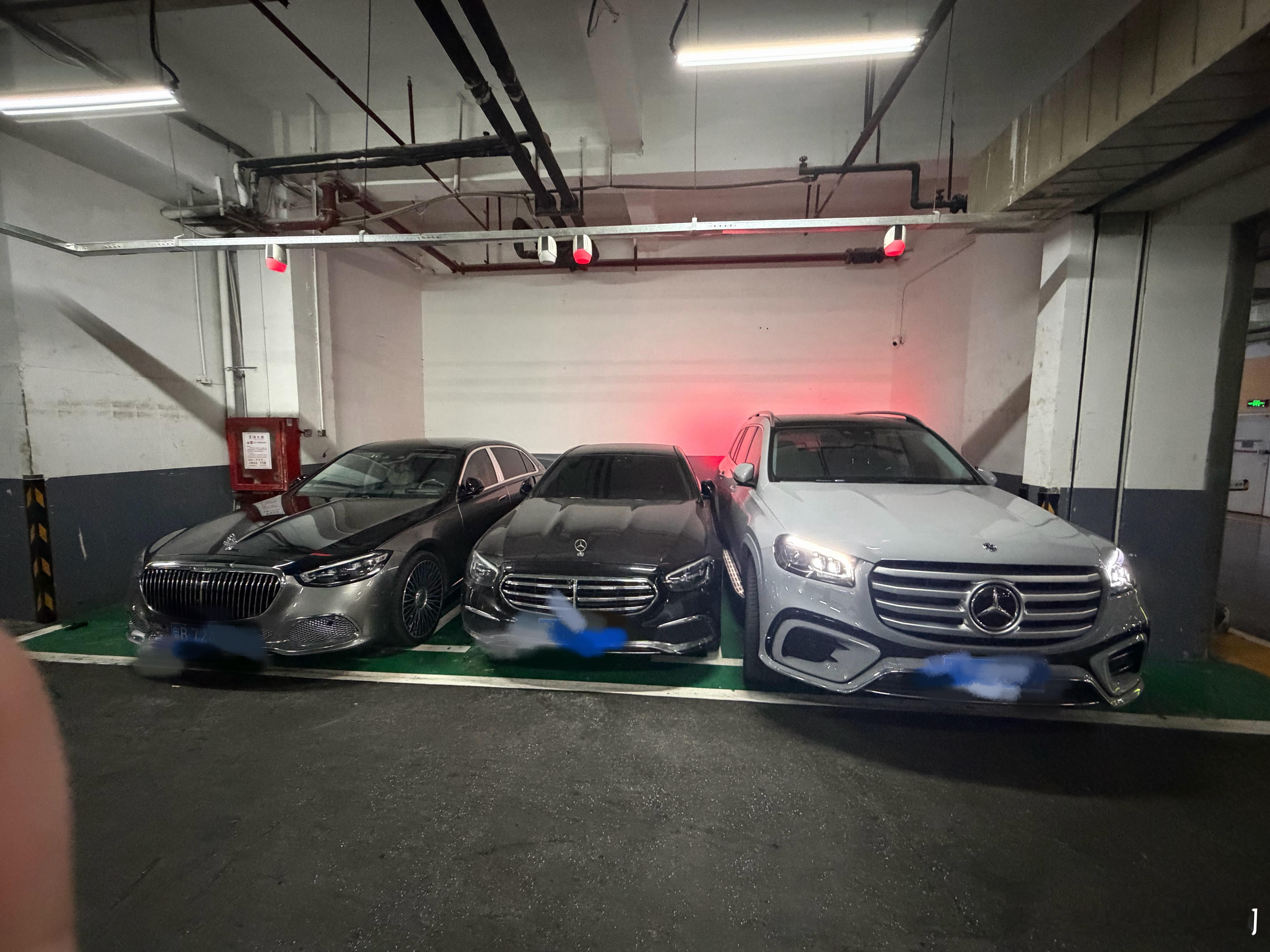 极限拉扯！我第一个停的！这哥们也是真的勇敢！我上车之前检查了一下侧门，没有被挂到