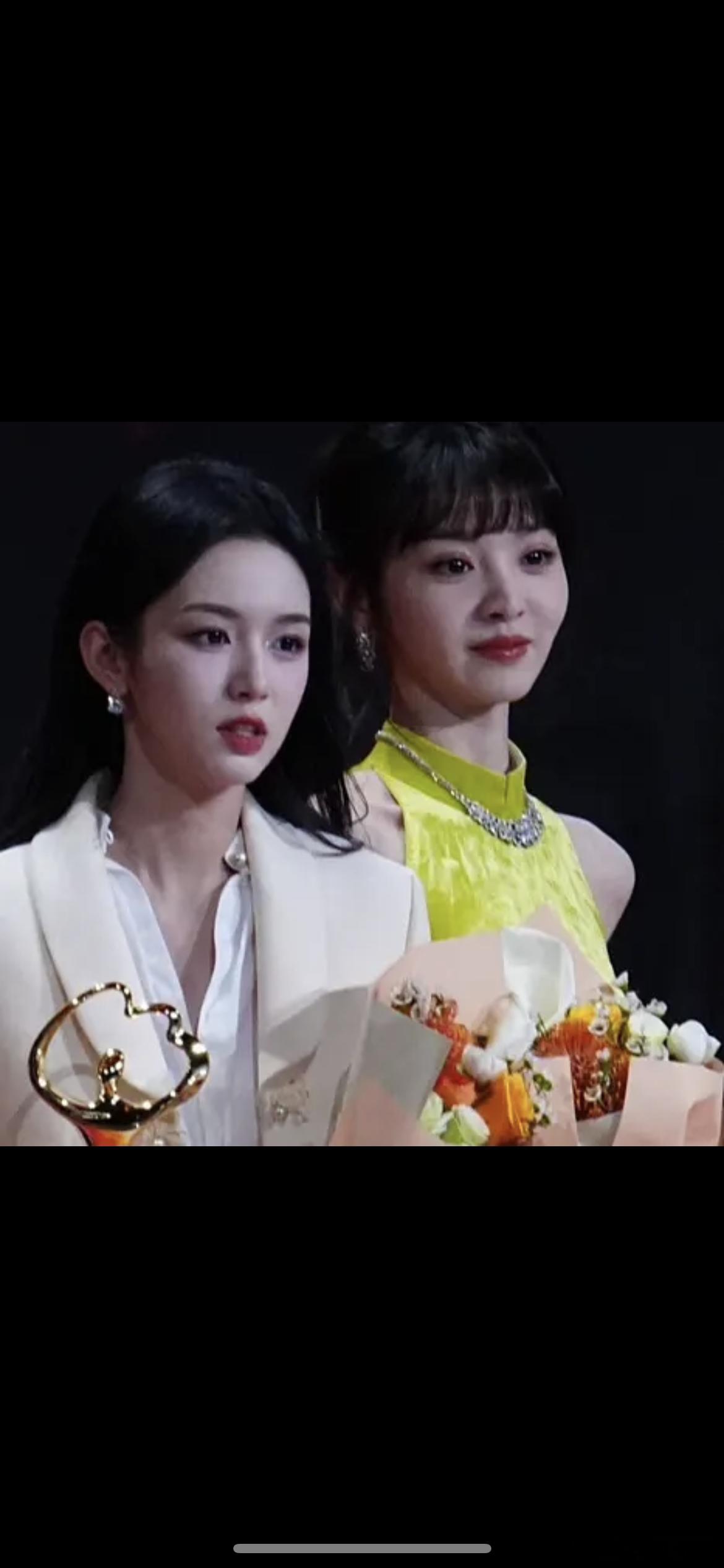 田曦薇、周也活动同框图，第一眼看到谁