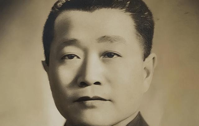 2015年，抗日名将杜聿明魂归故里，安葬于陕西米脂故乡。彼时，女儿杜致廉伫立墓前