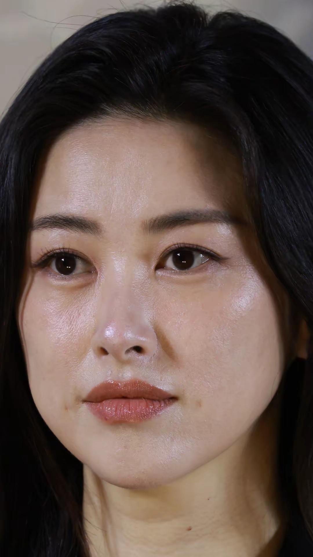 朱珠蜜语纪追剧团现场。超近距离怼脸，这颜值太顶级了朱珠怼脸拍明星现场朱珠蜜