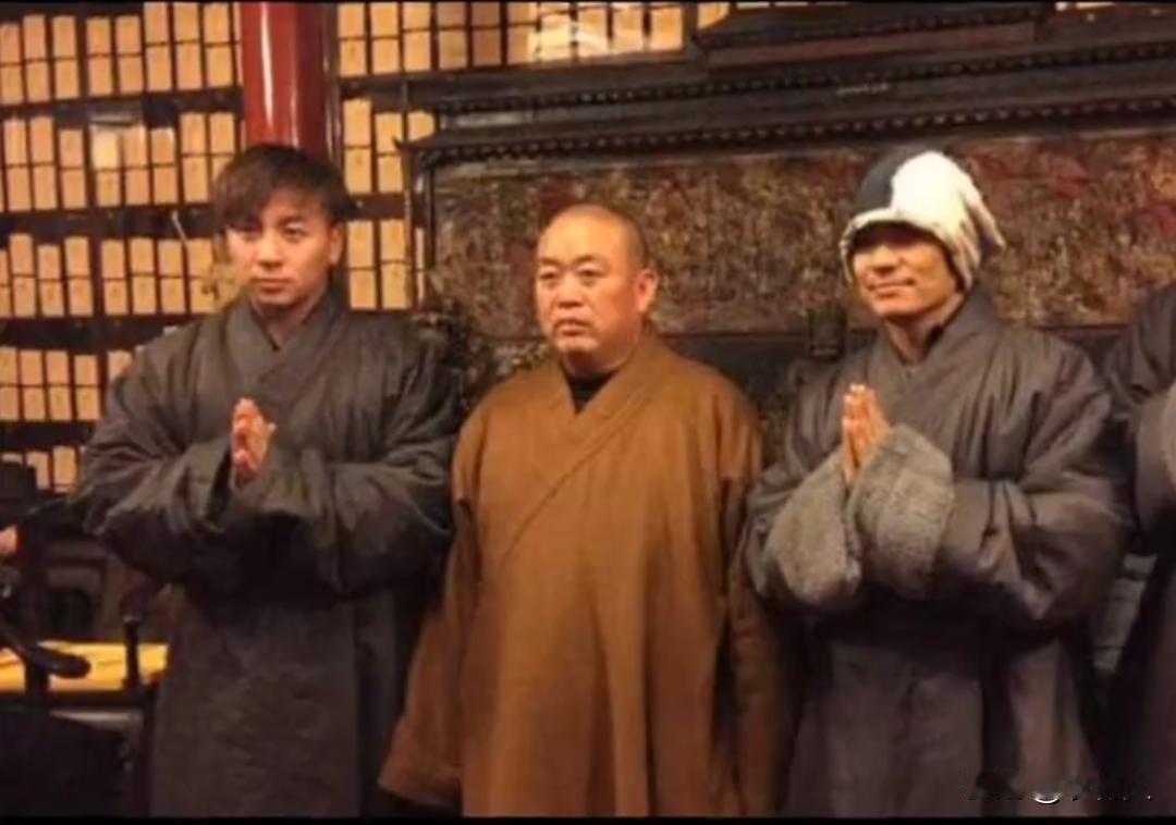 释永信和自己的爱徒释小龙、王宝强，一张珍贵的合影。这两个人都是有名的功夫影星，没