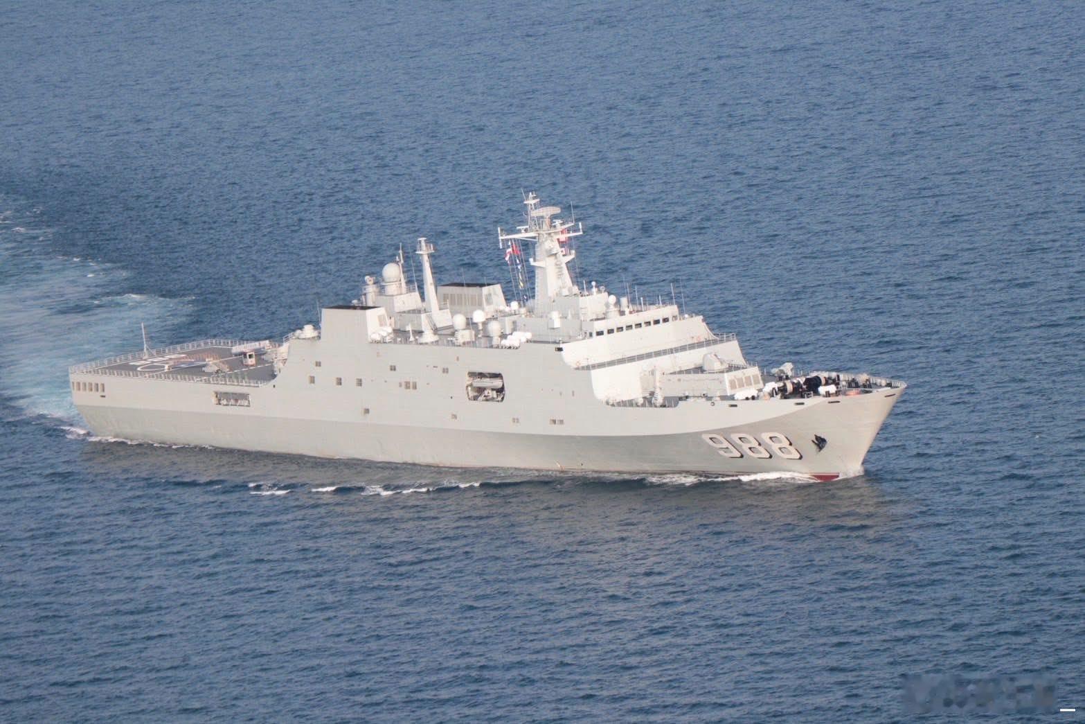 泰国海军071E型“象岛”号坞登迎接中国海军沂蒙山舰和戚继光舰。“象岛”号与沂蒙