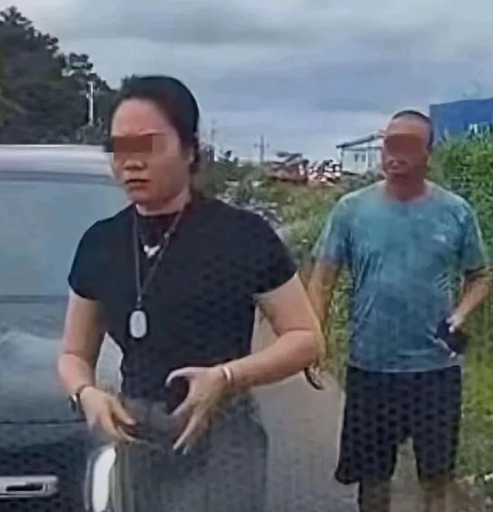 看了一下防城港的通报，奔驰女司机的丈夫黎某证件被非法使用，涉嫌违反工作纪律，已对