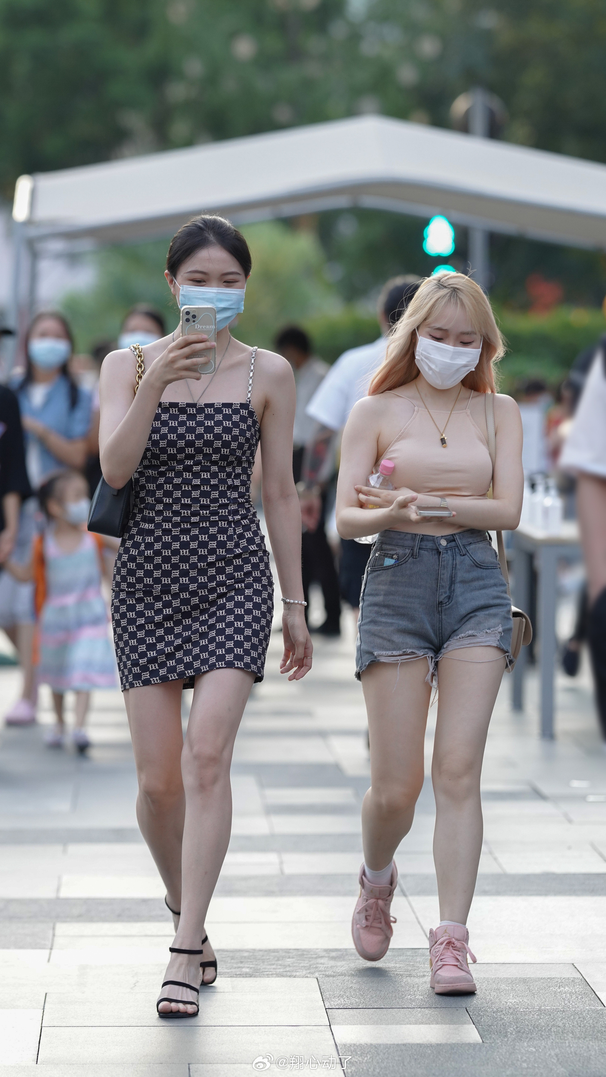 闺蜜逛街，一甜一酷夏日穿搭。7487街拍我的摄影日记街拍穿搭时尚街拍