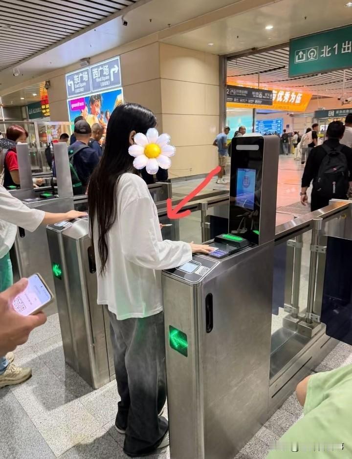 她是不是觉得她很酷啊？吸烟二手烟公共场合