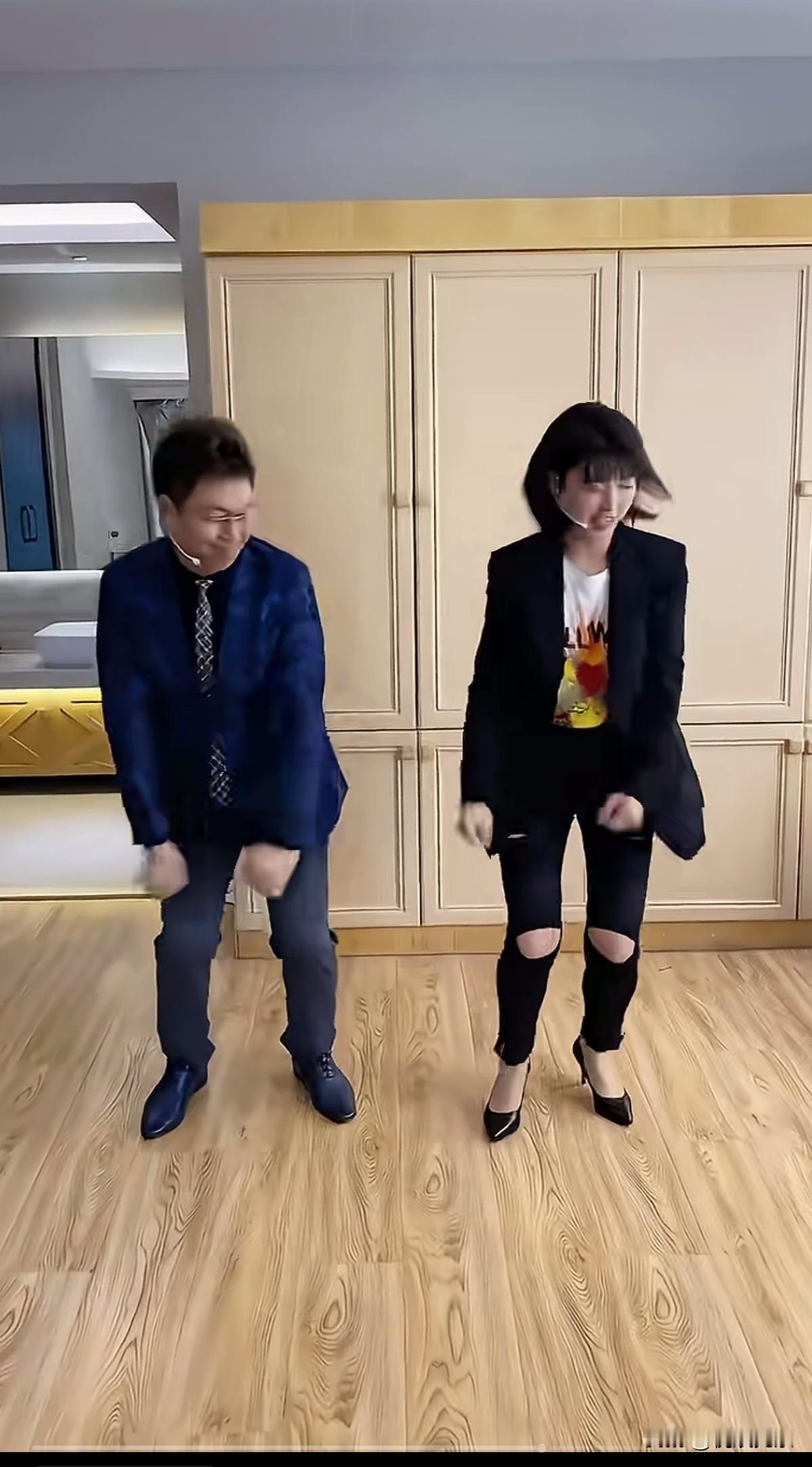 央视著名主持人王为念和阎晶，俩人加起来一百多岁了吧，王为念厉害啊，这样的风口浪尖